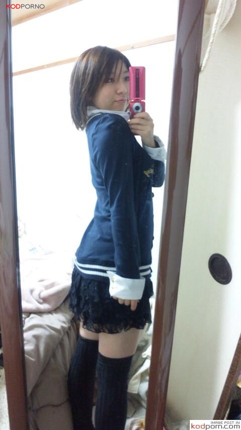 [รูปโป๊ รูปจิ๋ม] สาวน้อยน่ารักโดนสองหนุ่มรุมเย็ดเอากันเมามันส์เลย