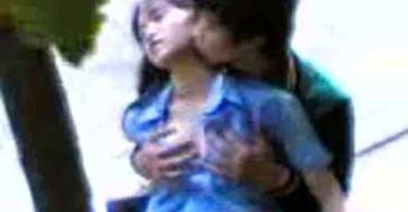 คลิปโป๊ สาวนักเรียนนัวเนียกันที่ป้ายรถเมย์