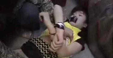 คลิปโป๊ คนร้ายแกล้งมาเคาะห้องยืมของ พอเหยื่อเปิดประตูออกมาก็ชกท้องแล้วจับไปข่ม