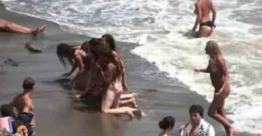 คลิปโป๊ รวมคลิปฝรั่งเย็ดกันริมชายหาดต่อหน้าคนนับร้อย ไม่อายกันเลย