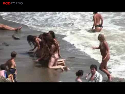 คลิปโป๊ รวมคลิปฝรั่งเย็ดกันริมชายหาดต่อหน้าคนนับร้อย ไม่อายกันเลย