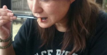 เช้าๆก่อนไปทำงาน แม่บ้านจัดเสื้อผ้าชุดอาหารเช้าสุดเสียวให้สามี รูหี