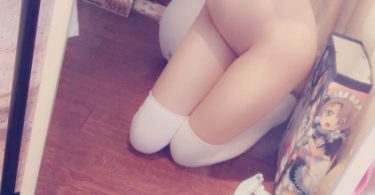 หมวยหุ่นบางๆ นั่งเขี่ยเม็ดอยู่ที่ห้อง น้ำแตกเต็มมือเลย xxx