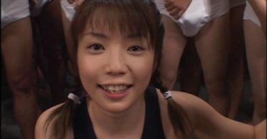 เย็ดสาวน้อยคนสวย สิบกว่าควยร่วมใจ ประสานน้ำรดหน้าสาวให้สวยใส รูปเย็ดกัน