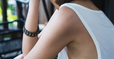 แอบมองลอดช่องว่างข้างเสื้อ สาวสวยผมสั้นยั่วใจได้อารมณ์ รูปสาวน่าเย็ด