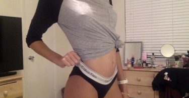 สาวสวยเล่นแครมฟรอก แอบโชว์เสียวเบาๆหน้ากล้อง มันสวยมาก รูปxxx