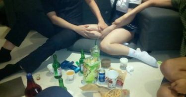 เด็ดสุดพาสาวมัธยมมานั่งกินเหล้าแล้วรุมเย็ด รูปจากหนังโป๊