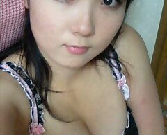 สาวน้อยมัธยม อวบๆขาวๆน่ารัก กับท่าแหกหีหมอยดก รูปสาวน่าเย็ด